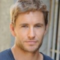 Brett Tucker en guest