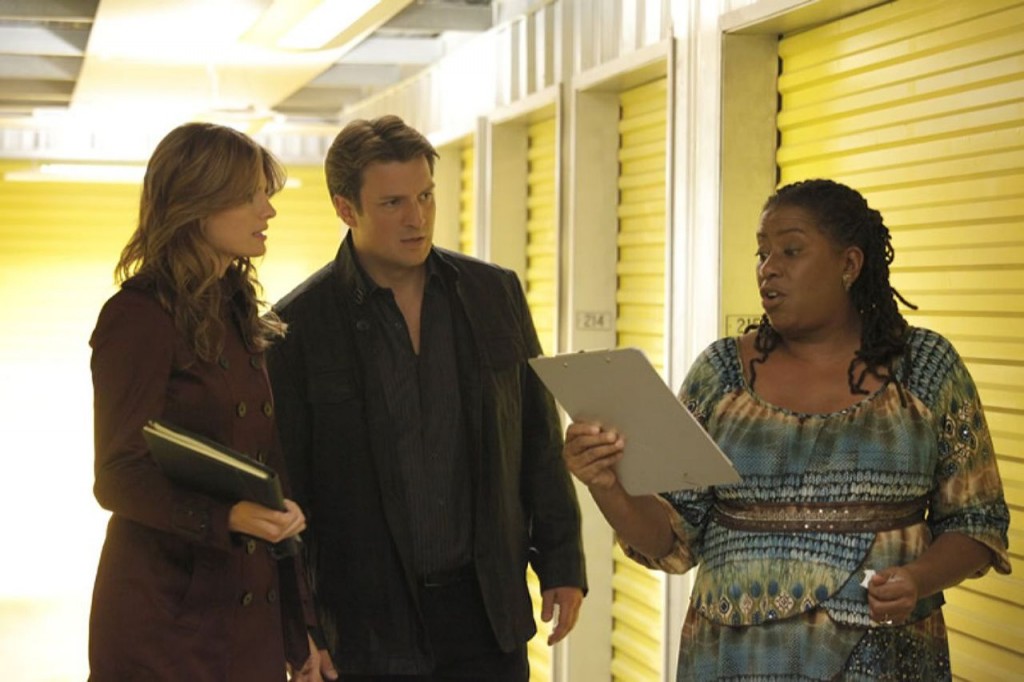 La gérante de l'entrepôt (Carlease Burke) donne quelques informations à Castle (Nathan Fillion) et Beckett (Stana Katic).