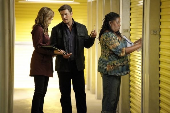 Castle (Nathan Fillion) et Beckett (Stana Katic) discutent alors que la gérante (Carlease Burke) ouvre la porte de l'entrepôt.