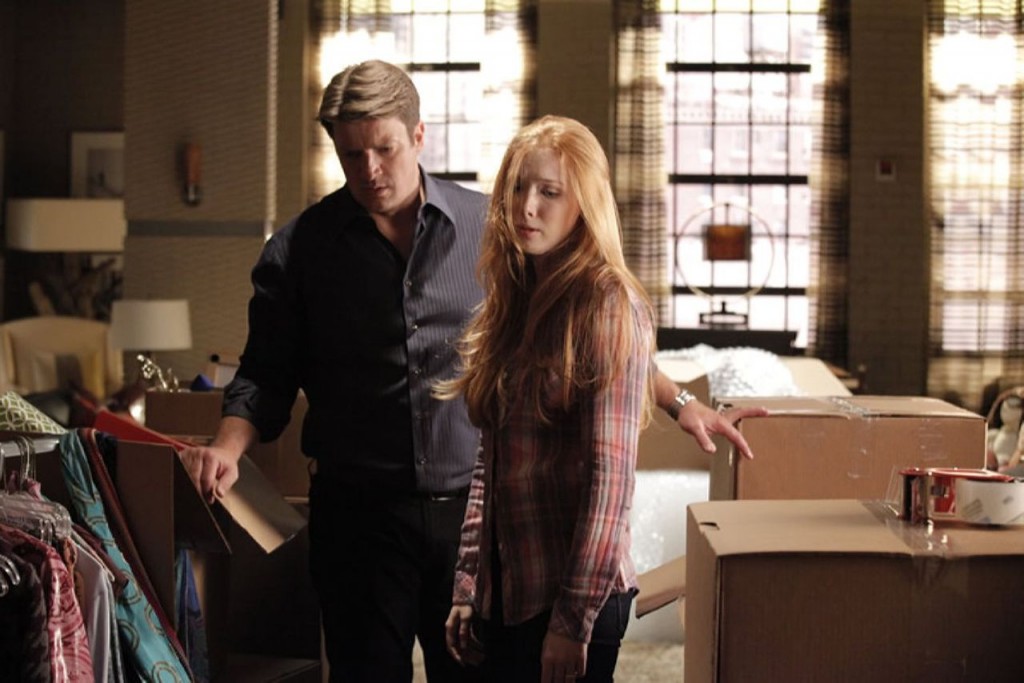 Rick (Nathan Fillion) et Alexis (Molly C. Quinn) au milieu des boites.
