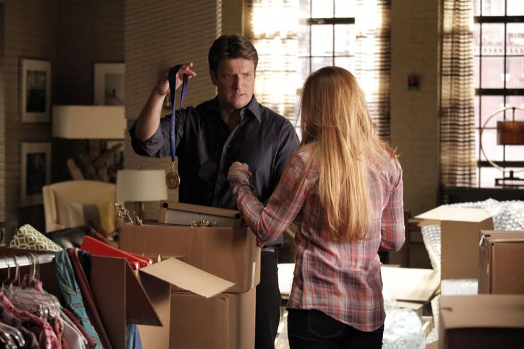 Rick (Nathan Fillion) s'interroge sur le contenu des boites d'Alexis (Molly C. Quinn).