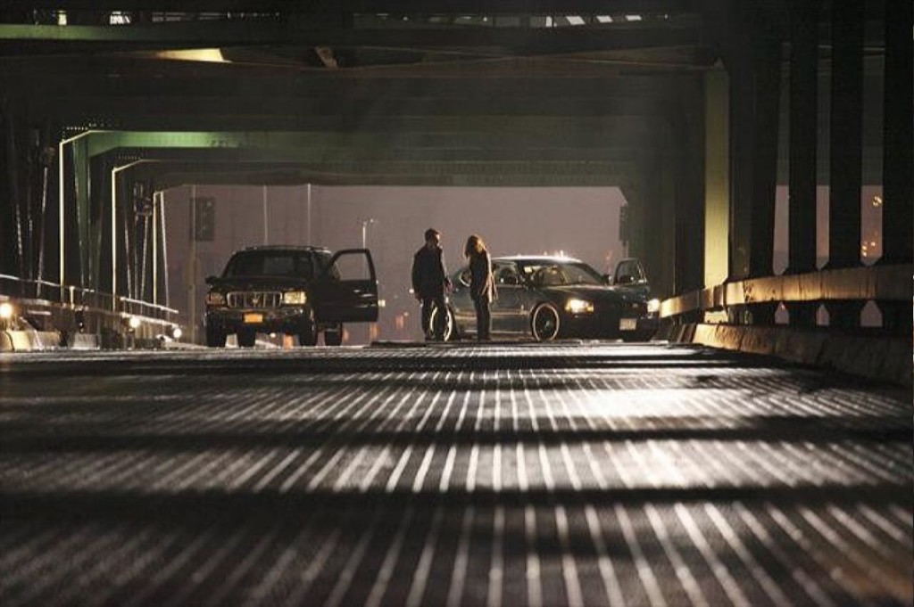 Castle (Nathan Fillion) et Beckett (Stana Katic) sur un pont.