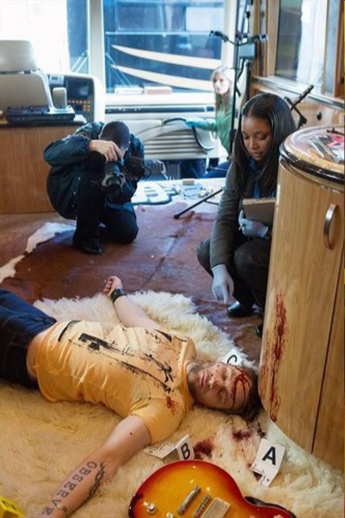 Lanie (Tamala Jones) étudie le corps de la victime.