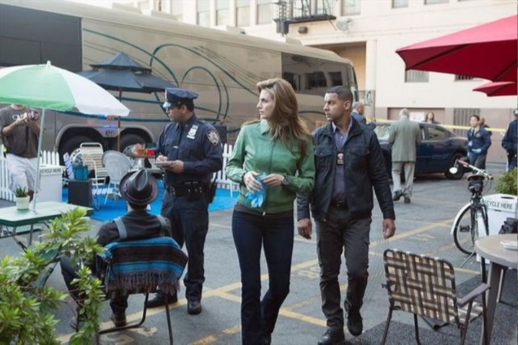 Esposito (Jon Huertas) et Beckett (Stana Katic) explorent les lieux.