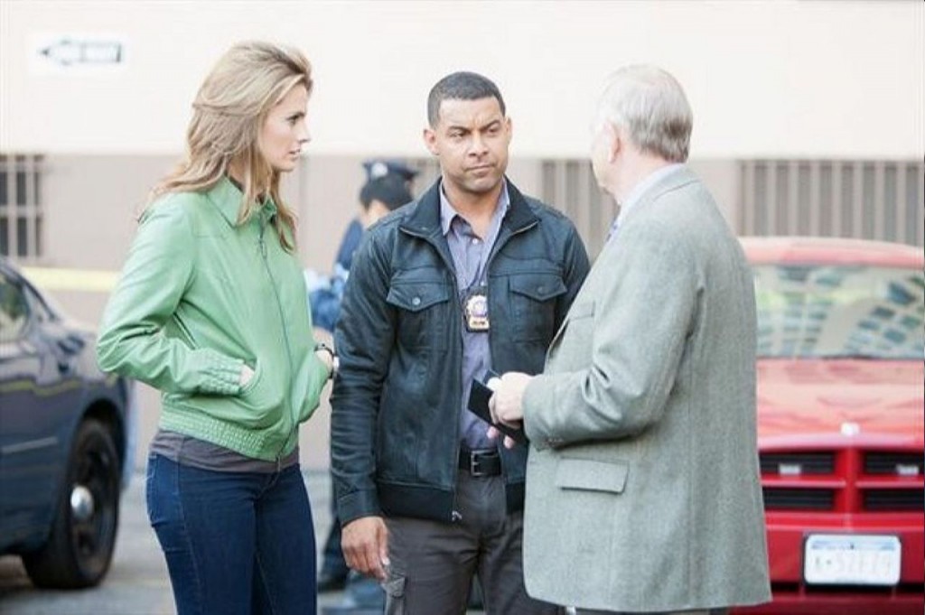 Esposito (Jon Huertas) et Beckett (Stana Katic) avec un témoin.