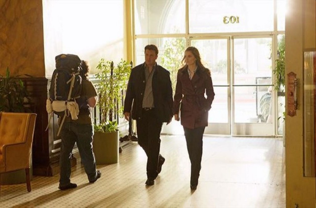 Castle (Nathan Fillion) et Beckett (Stana Katic) vont interroger un témoin.