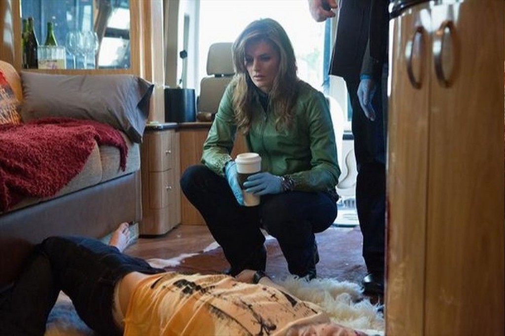 Beckett (Stana Katic) prend le temps d'observer le corps de la victime pour trouver des indices.
