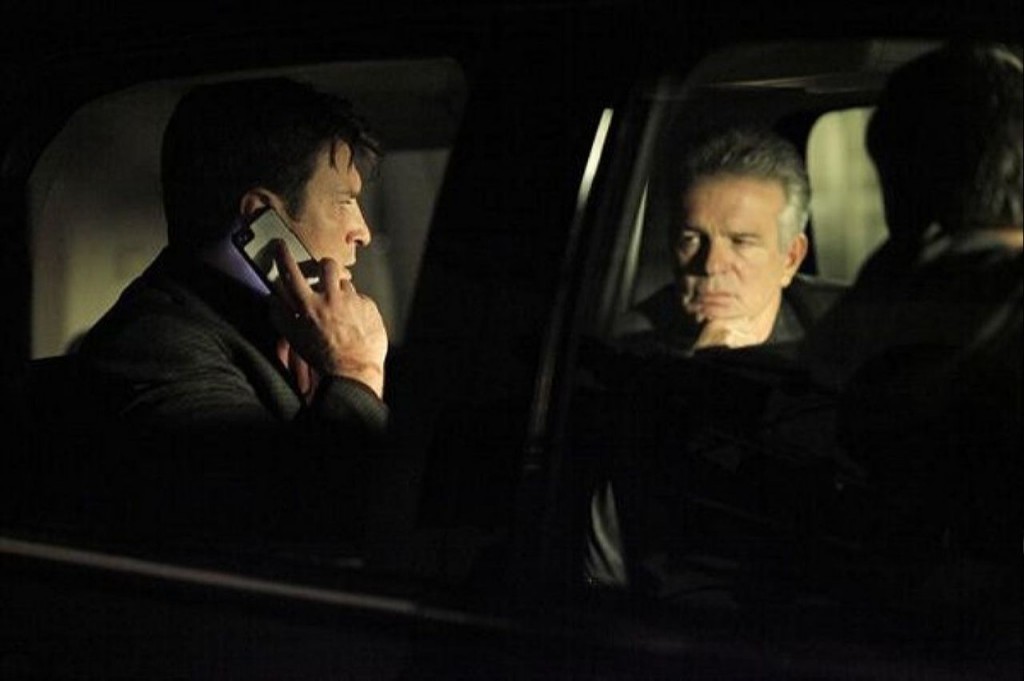 Castle (Nathan Fillion) fait un appel sous la supervision de Mickey Dolan (Tony Denison).