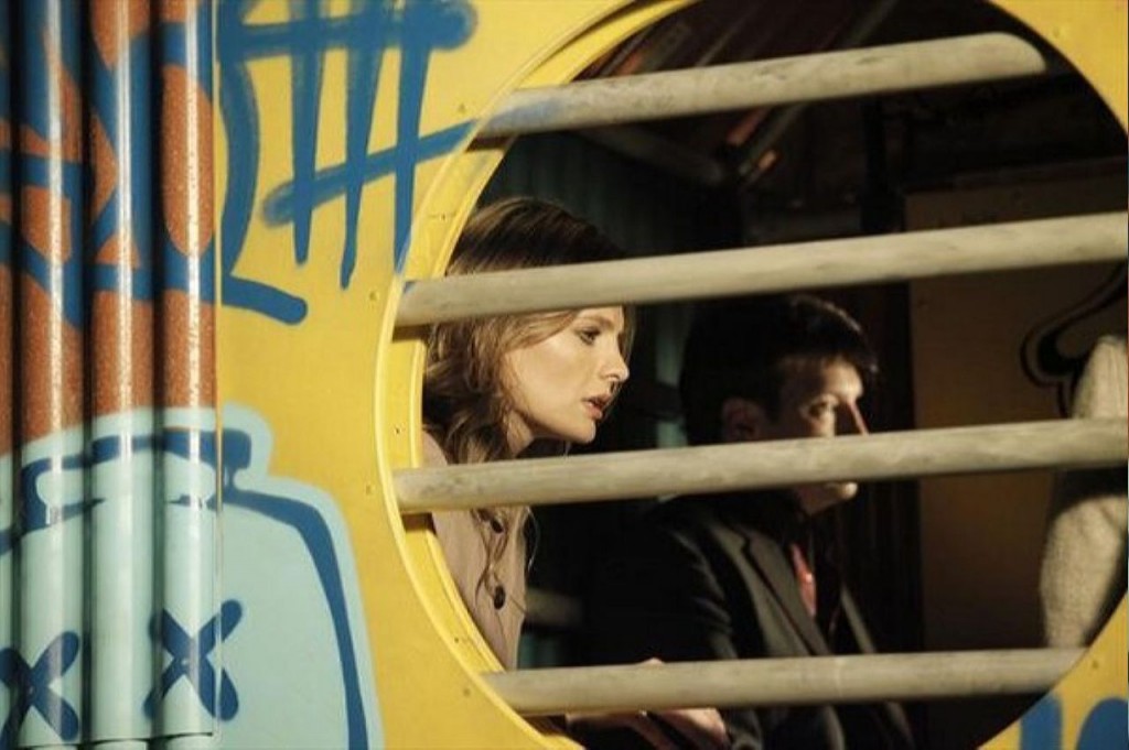 Castle (Nathan Fillion) et Beckett (Stana Katic) semblent pris dans une étrange situation. 