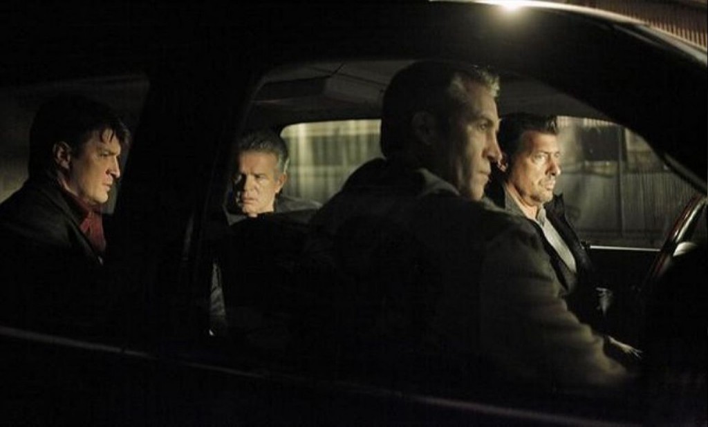 Castle (Nathan Fillion) en voiture avec des hommes louches.