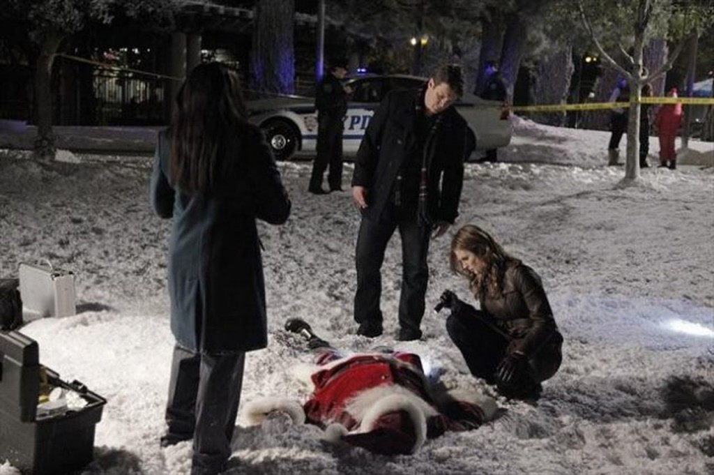 À la recherche d'indices, Beckett (Stana Katic) observe le cadavre de la victime.