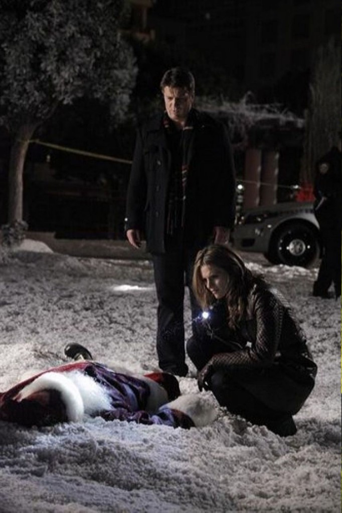 À la recherche d'indices, Beckett (Stana Katic) observe le cadavre de la victime.