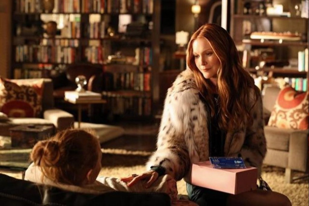 Meredith (Darby Stanchfield) veille sur sa fille (Molly Quinn) qui est malade.
