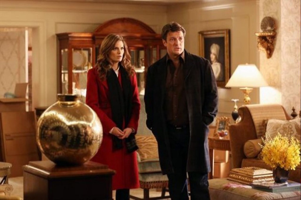 Castle (Nathan Fillion) et Beckett (Stana Katic) chez un des témoins de leur enquête.