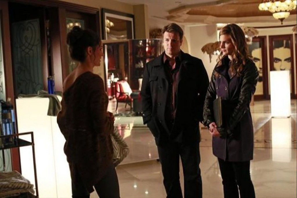 Beckett (Stana Katic) et Castle (Nathan Fillion) discutent avec un témoin.