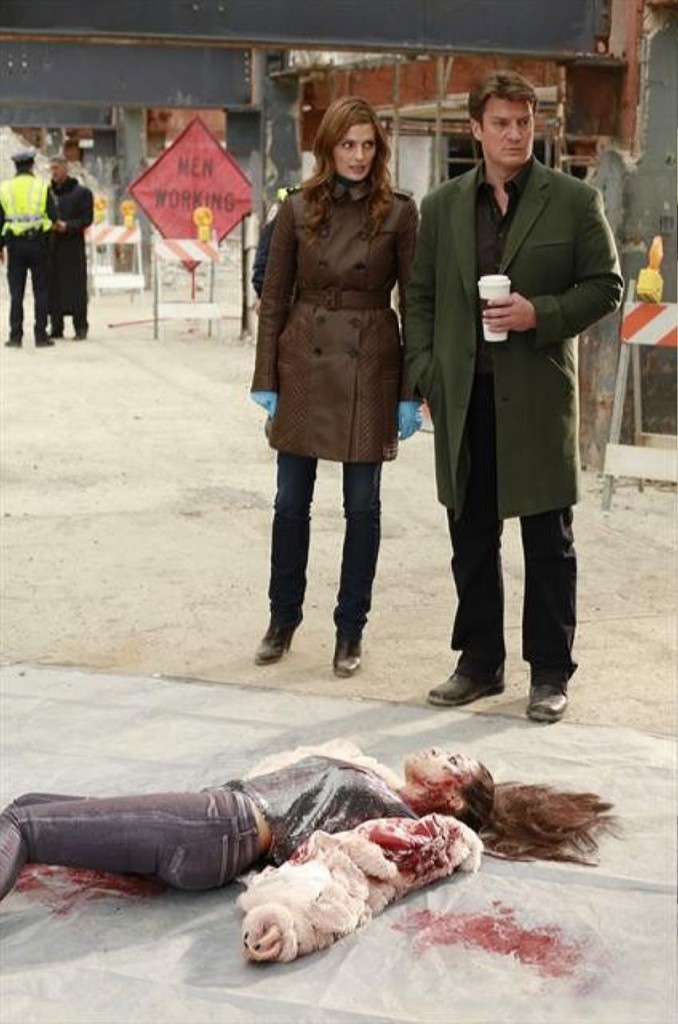 Beckett (Stana Katic) et Castle (Nathan Fillion) sur les lieux du crime.