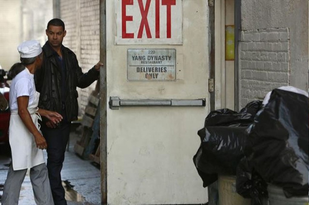 Esposito (Jon Huertas) ouvre la porte pour un employé.