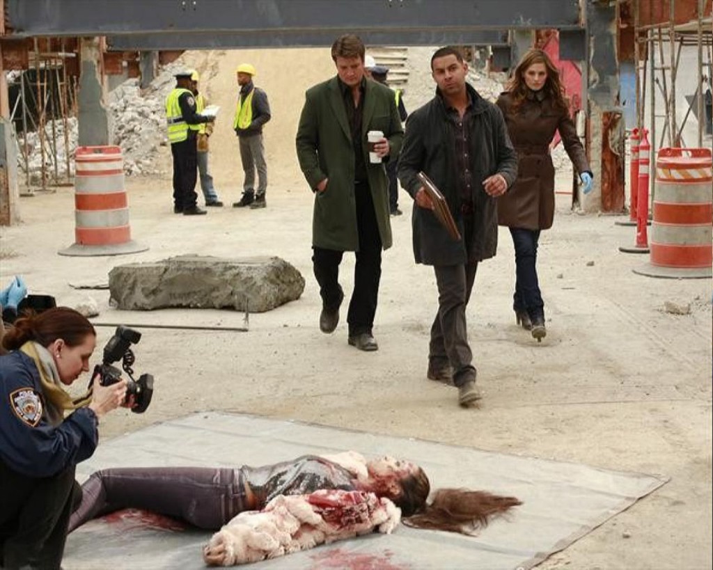 Esposito (Jon Huertas), Beckett (Stana Katic) et Castle (Nathan Fillion) arrivent sur la scène de crime.