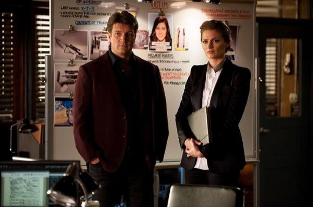 Castle (Nathan Fillion) et Beckett (Stana Katic) réfléchissent à la situation.