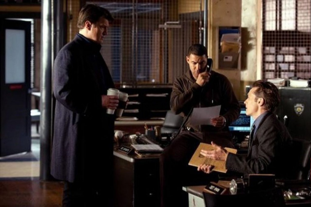 Castle (Nathan Fillion) discute avec les gars (Seamus Dever, Jon Huertas).