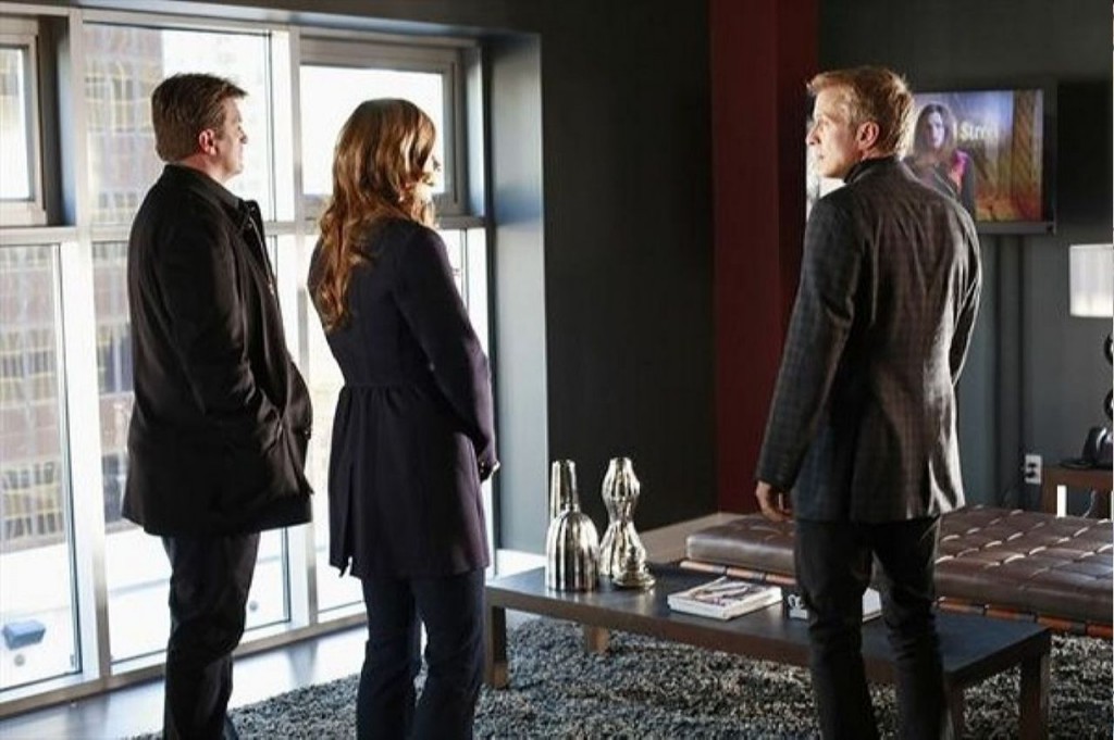 Beckett (Stana Katic) et Castle (Nathan Fillion) avec le témoin Peter Monroe (Patrick Fabian).