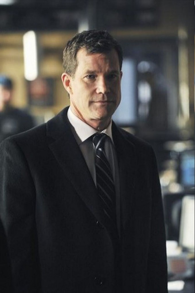 Dylan Walsh interprète le rôle de Agent Harris du FBI.