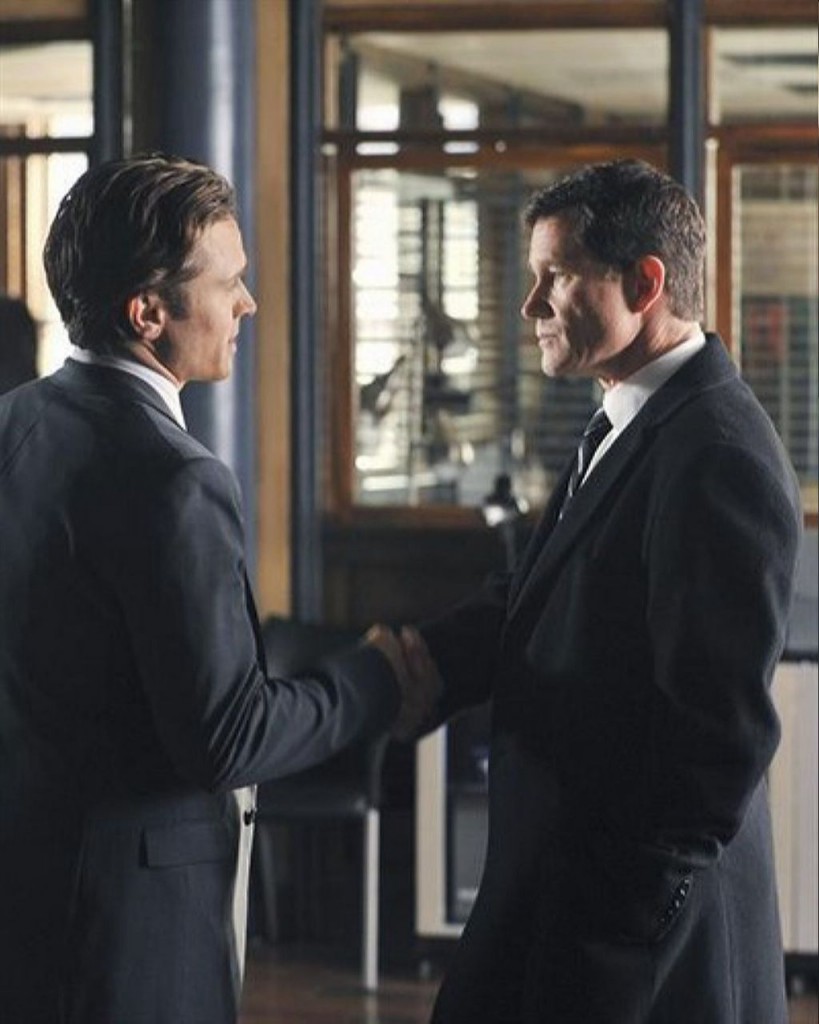 Ryan (Seamus Dever) fait la rencontre de l'agent Harris (Dylan Walsh).