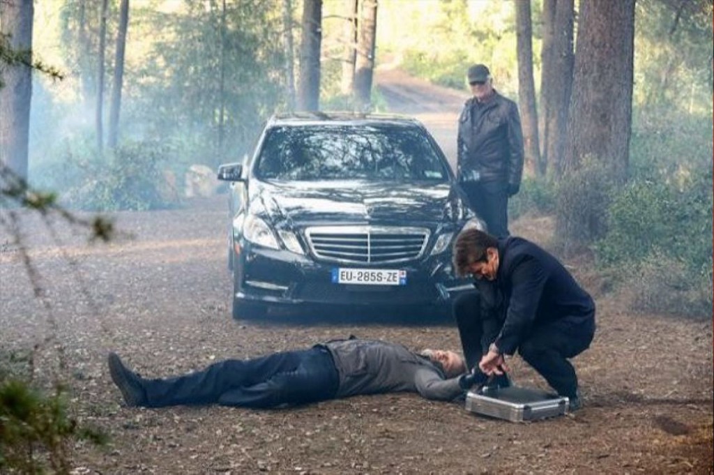 Sous le regard de Hunt (James Brolin), Castle (Nathan Fillion) dépouille les criminels. 