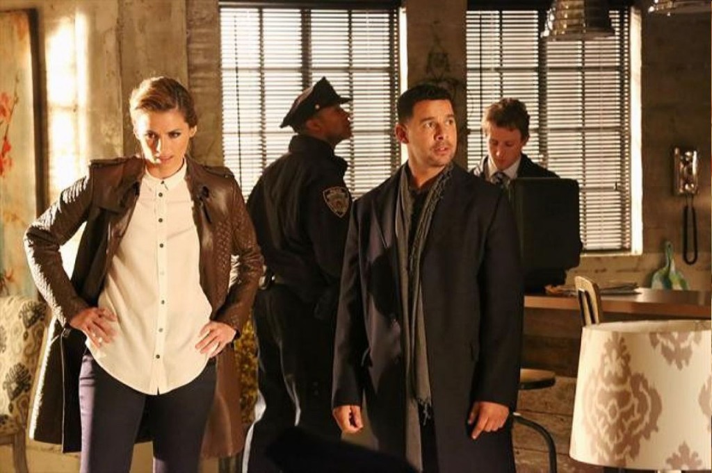 Beckett (Stana Katic) et Esposito (Jon Huertas) sur les lieux du crime.