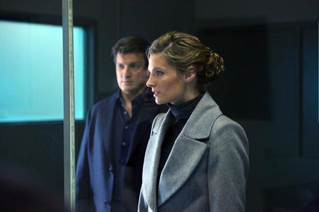 Beckett (Stana Katic) écoute les révélations du témoin.