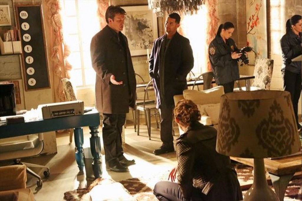 Beckett (Stana Katic), Esposito (Jon Huertas) et Castle (Nathan Fillion) sur la scène de crime.