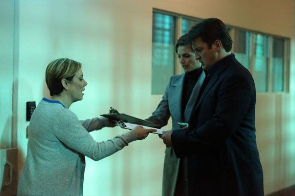 L'infirmière Lockhart (Romy Rosemont) remet des documents à Castle (Nathan Fillion) et Beckett (Stana Katic).