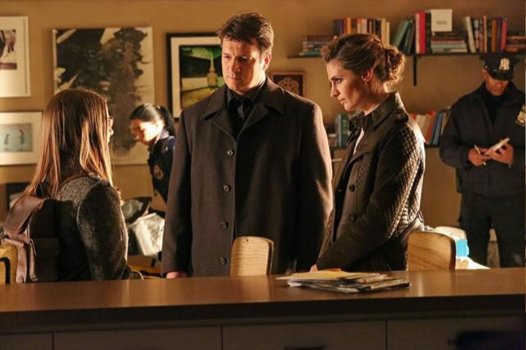 Amanda Lowery (Vivian Kerr) répond aux interrogations des enquêteurs (Stana Katic, Nathan Fillion).