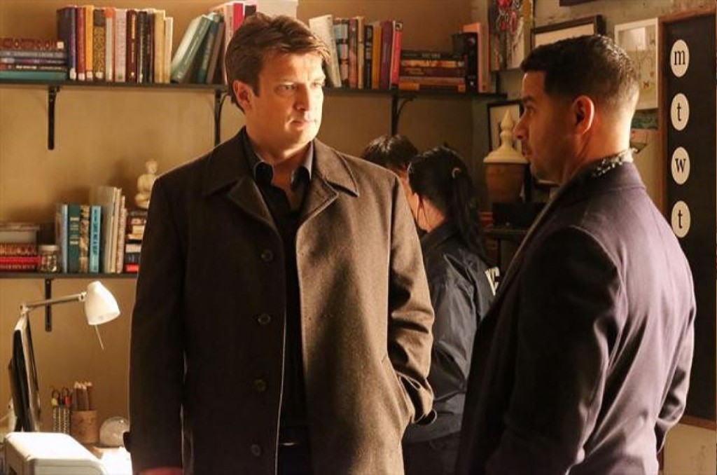Esposito (Jon Huertas) et Castle (Nathan Fillion) discutent de l'enquête en cours.