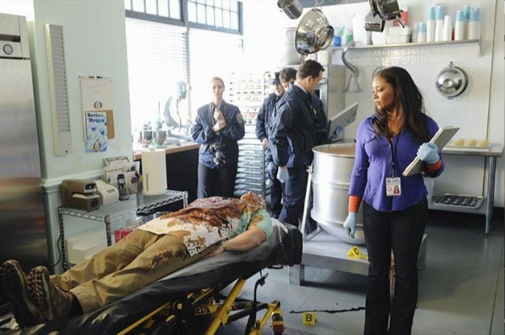 Lanie (Tamala Jones) observe le corps de la victime.