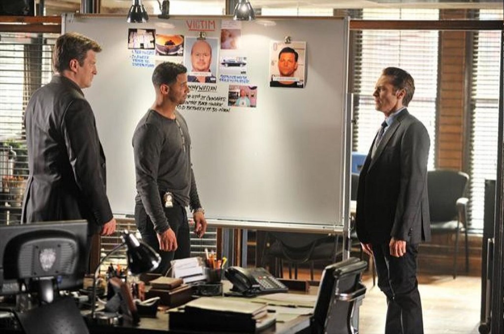 Ryan (Seamus Dever), Esposito (Jon Huertas) et Castle (Nathan Fillion) discutent de l'enquête en cours.