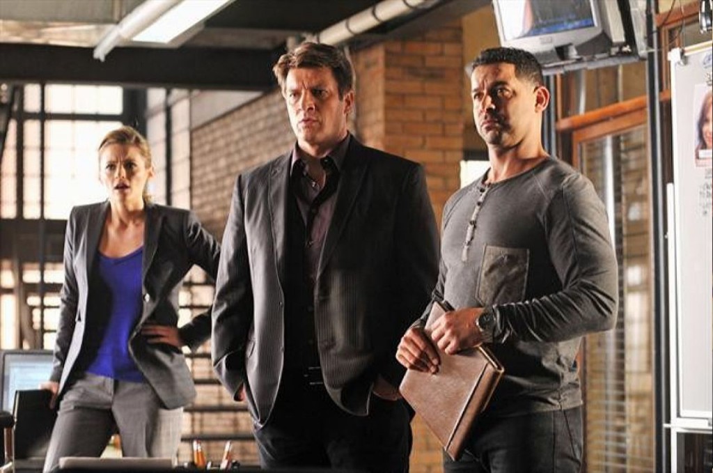 Sans mots, Beckett (Stana Katic), Castle (Nathan Fillion) et Esposito (Jon Huertas) assistent à la scène.