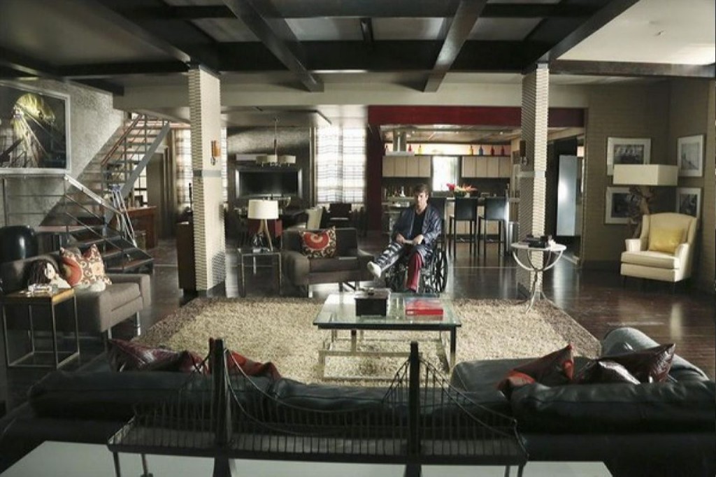 Castle (Nathan Fillion) est seul au loft.