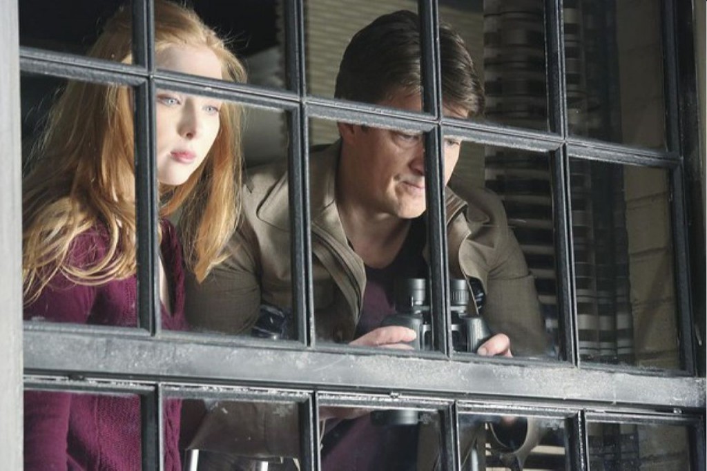 Castle (Nathan Fillion) espionne les voisins avec sa fille (Molly Quinn).