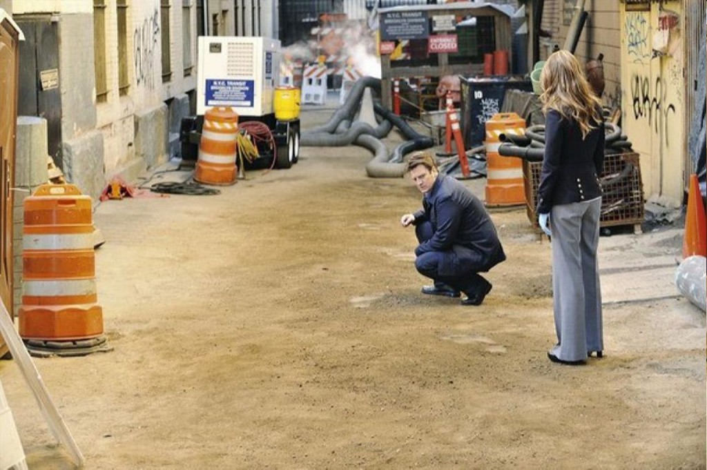 Castle (Nathan Fillion) et Beckett (Stana Katic) étudient les lieux.