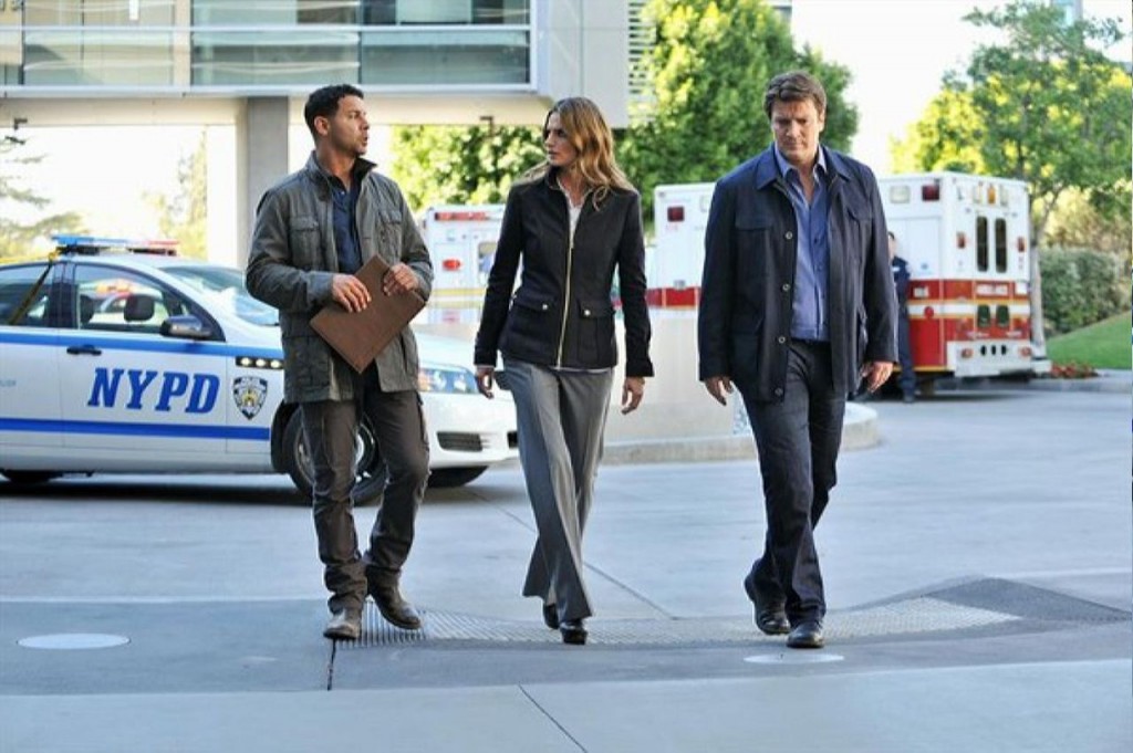 Esposito (Jon Huertas), Beckett (Stana Katic) et Castle (Nathan Fillion) se rendent sur la scène de crime.