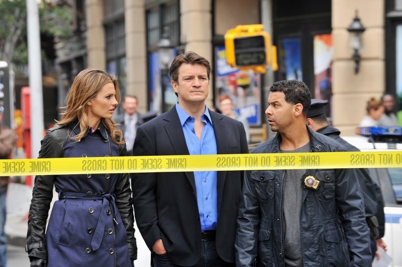 Beckett (Stana Katic), Castle (Nathan Fillion) et Esposito (Jon Huertas) arrivent sur la scène du crime.