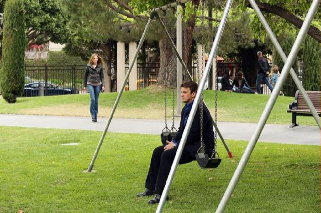 Kate (Stana Katic) rejoint Castle (Nathan Fillion) au parc.