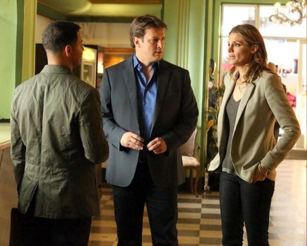 Esposito (Jon Huertas), Beckett (Stana Katic) et Castle (Nathan Fillion) discutent de l'enquêtent.