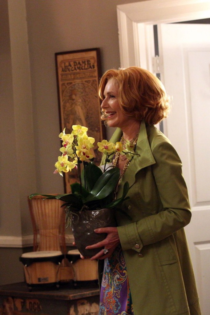 Martha (Susan Sullivan) apporte des fleurs pour Alexis.