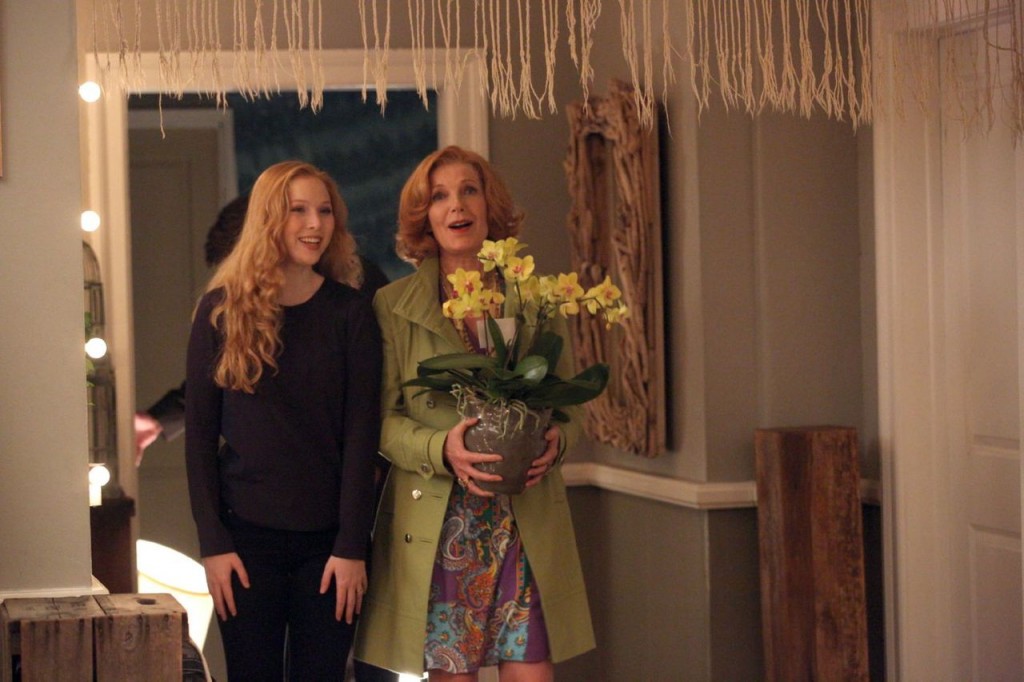 Martha (Susan Sullivan) apprécie le nouvel appartement d'Alexis (Molly C. Quinn).