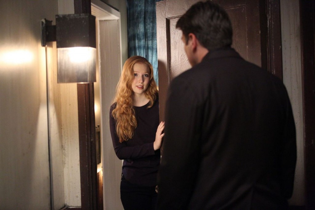 Alexis (Molly Quinn) accueille son père (Nathan Fillion).