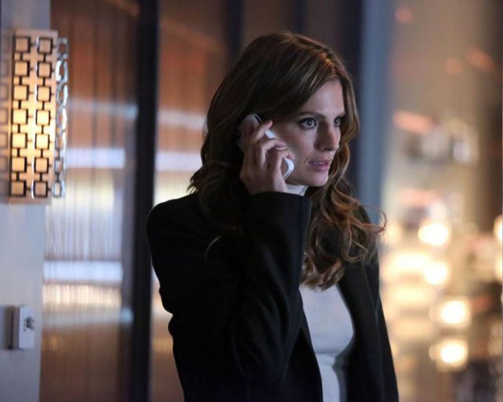 Beckett (Stana Katic) au téléphone.