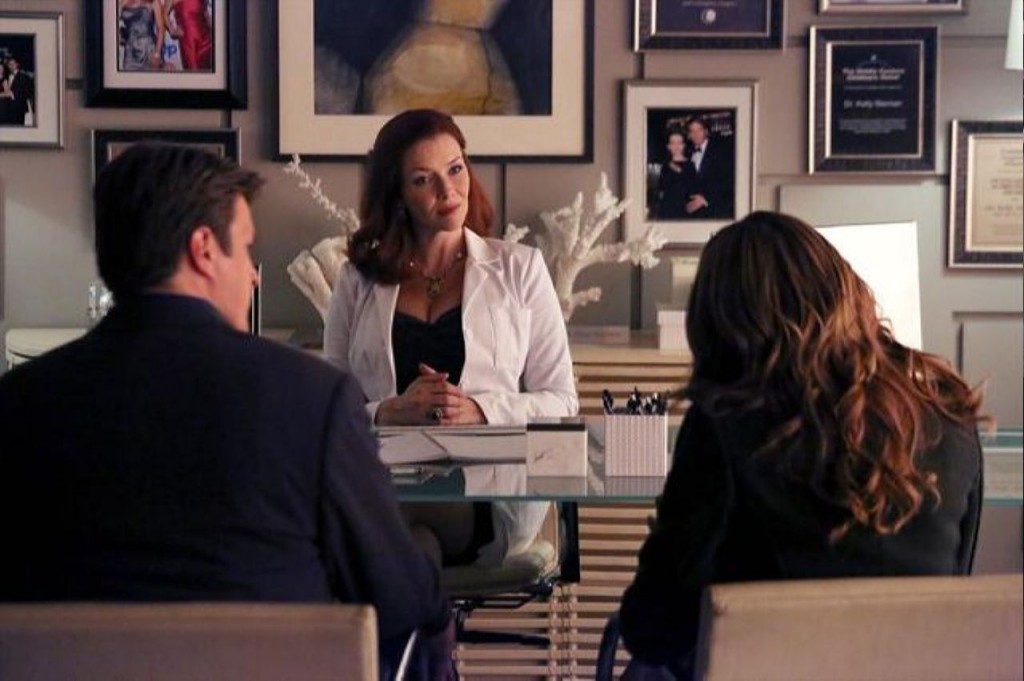 Beckett (Stana Katic) et Castle (Nathan Fillion) rencontrent Dr. Kelly Nieman (Annie Wersching).