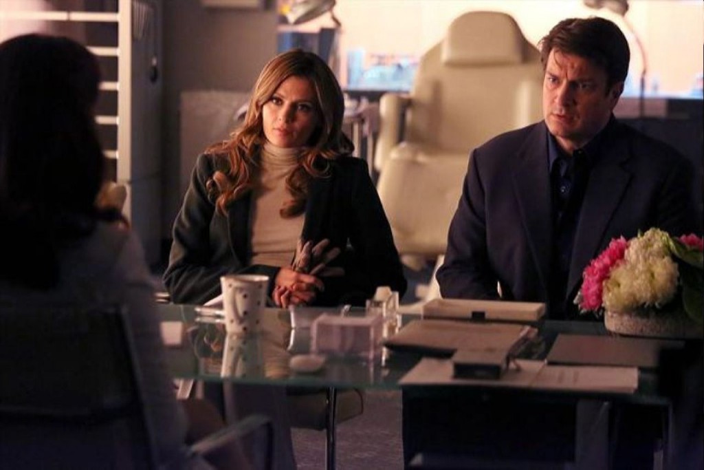 Beckett (Stana Katic) et Castle (Nathan Fillion) interrogent le Dr. Kelly Nieman (Annie Wersching).